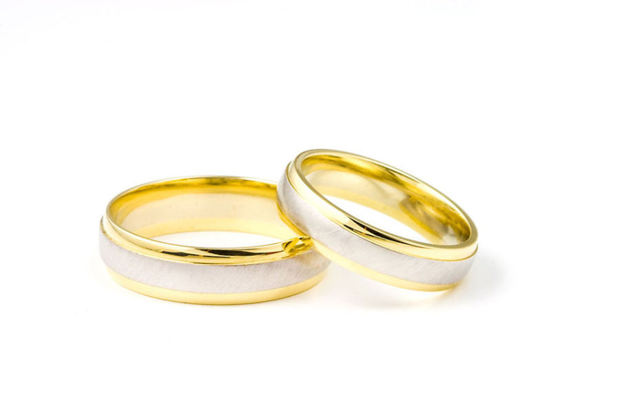 5661-a-pair-of-wedding-rings-isolated-on-a-white-background-pv