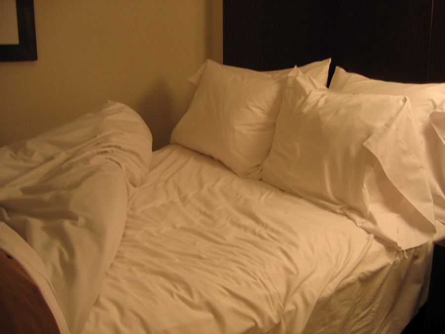 Bed_in_Seattle_hotel