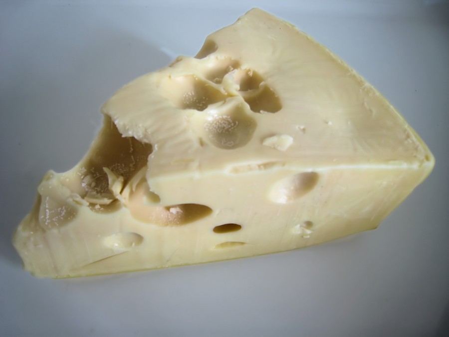 Wedge_of_Swedish_Grevé_cheese
