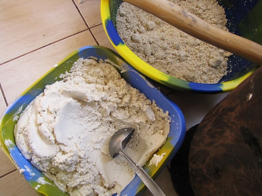 Cassava_flour_-_dry_and_dough_compared